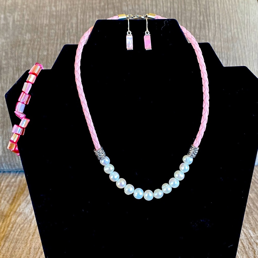 Freshwater pearl chocker, bracelet & earrings